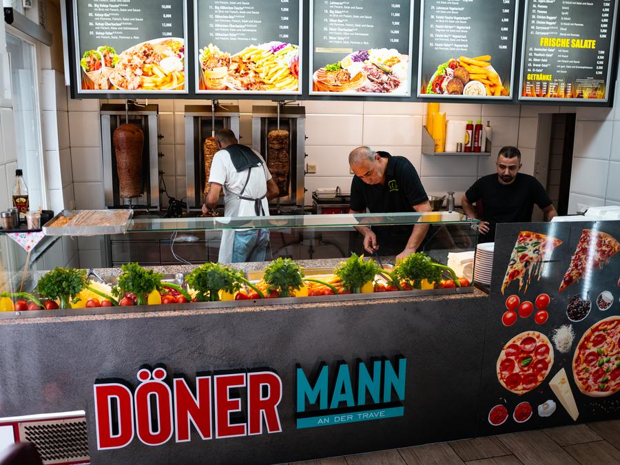 Team an der Theke mit Spießen und Salatbar