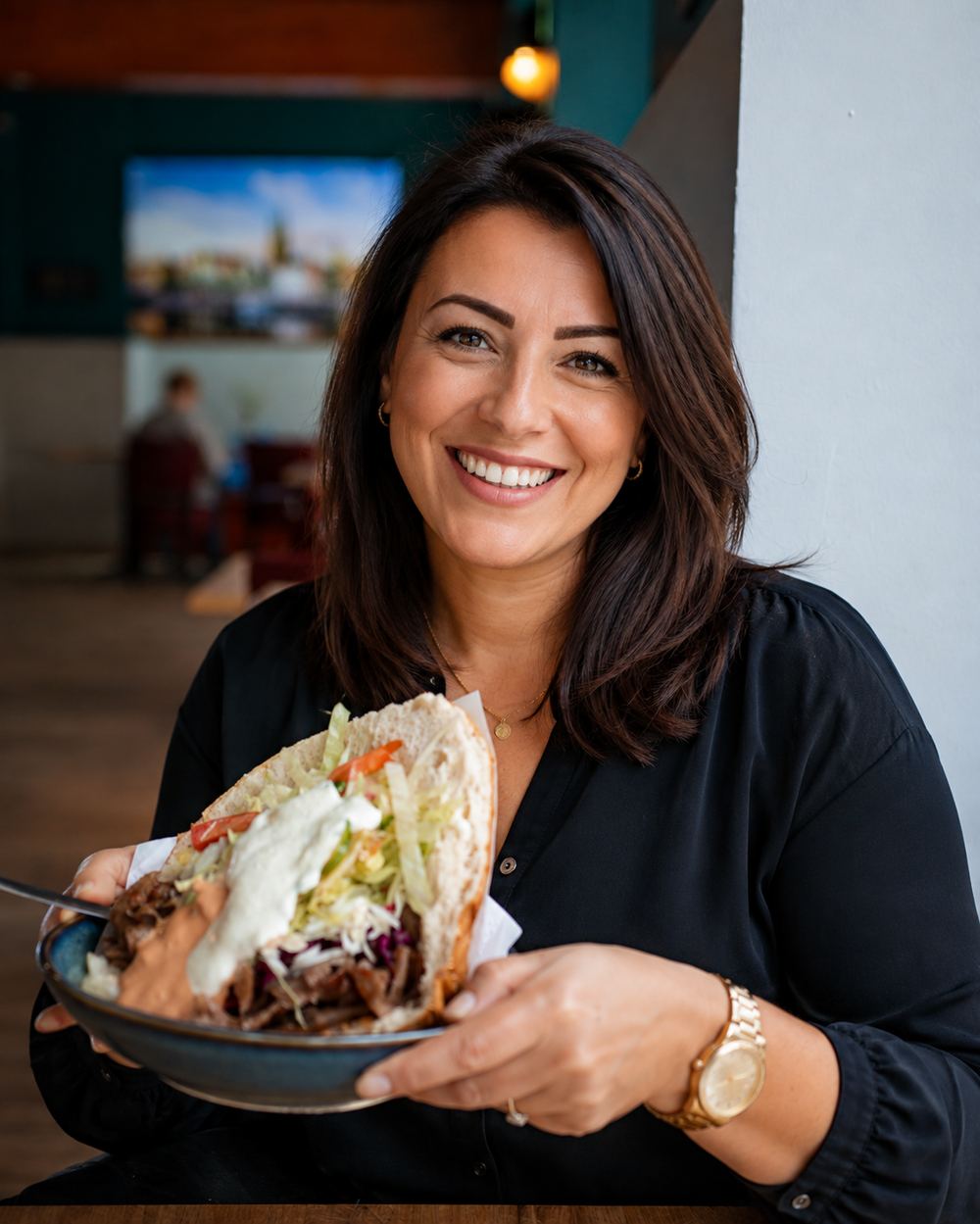 Gast genießt Döner bei Dönermann